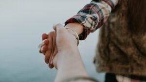 couple-hands2_crop16-9